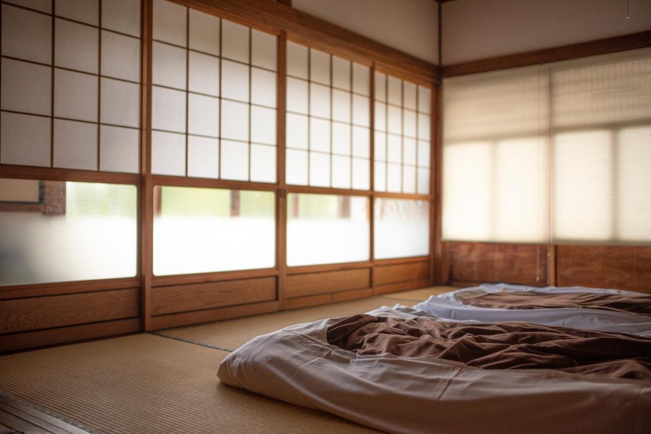 猫と図書館のある宿 草地家 Kusachike Minamiawaji Exteriör bild